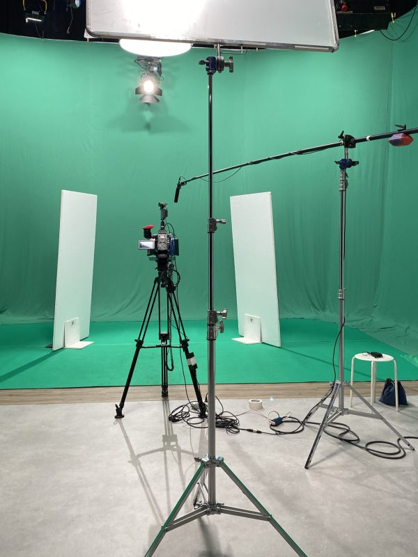 Matériel de production vidéo installé pour capturer une conférence universitaire.