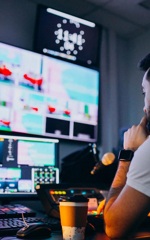 Transformez vos contenus pédagogiques en expériences interactives avec nos services de production audiovisuelle.