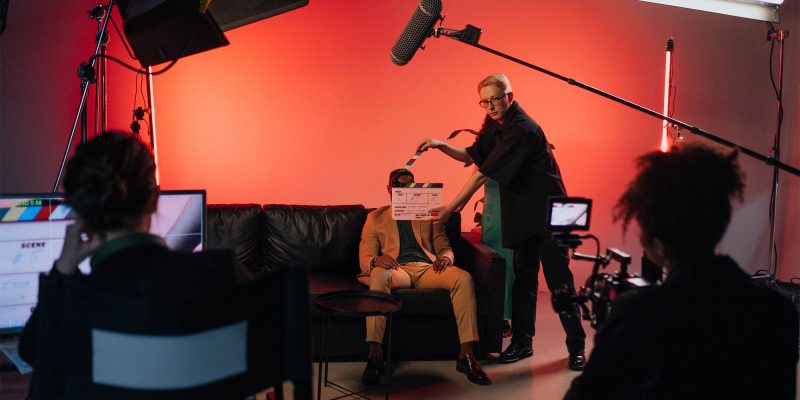 Salle de tournage avec une équipe en train d’enregistrer un cours en ligne pour une institution éducative.