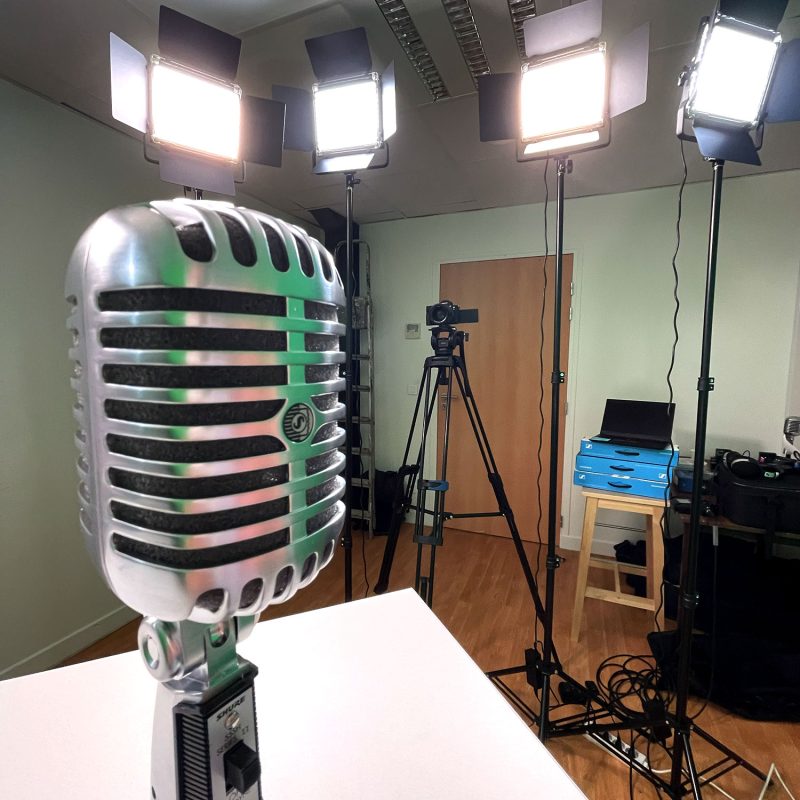 Matériel de production vidéo installé pour capturer une conférence