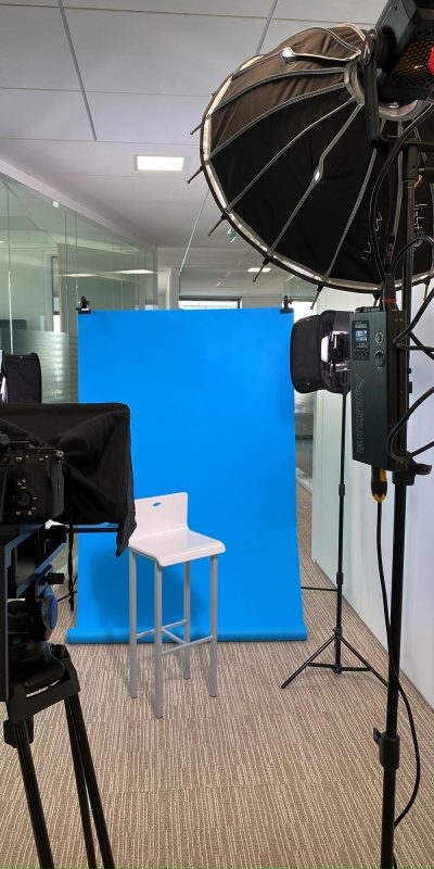 Salle de tournage avec une équipe en train d’enregistrer un cours en ligne pour une institution éducative.